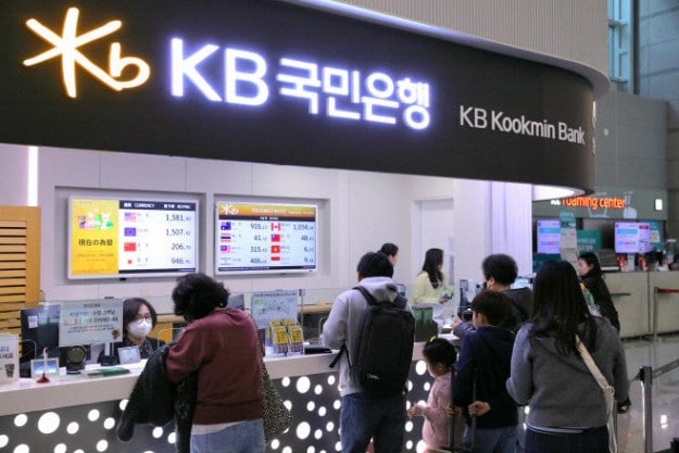 공항 활주로와 해외 이동을 표현한 이미지